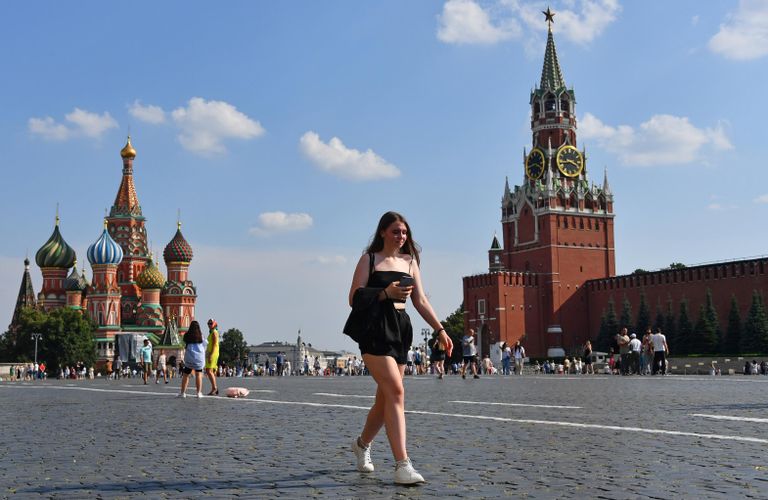 Девушка на Красной площади в Москве в жаркую погоду Девушка на Красной площади в Москве в жаркую погоду