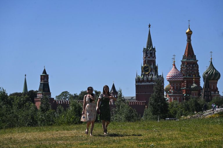 Девушки гуляют в природно-ландшафтном парке Зарядье в Москве Девушки гуляют в природно-ландшафтном парке Зарядье в Москве