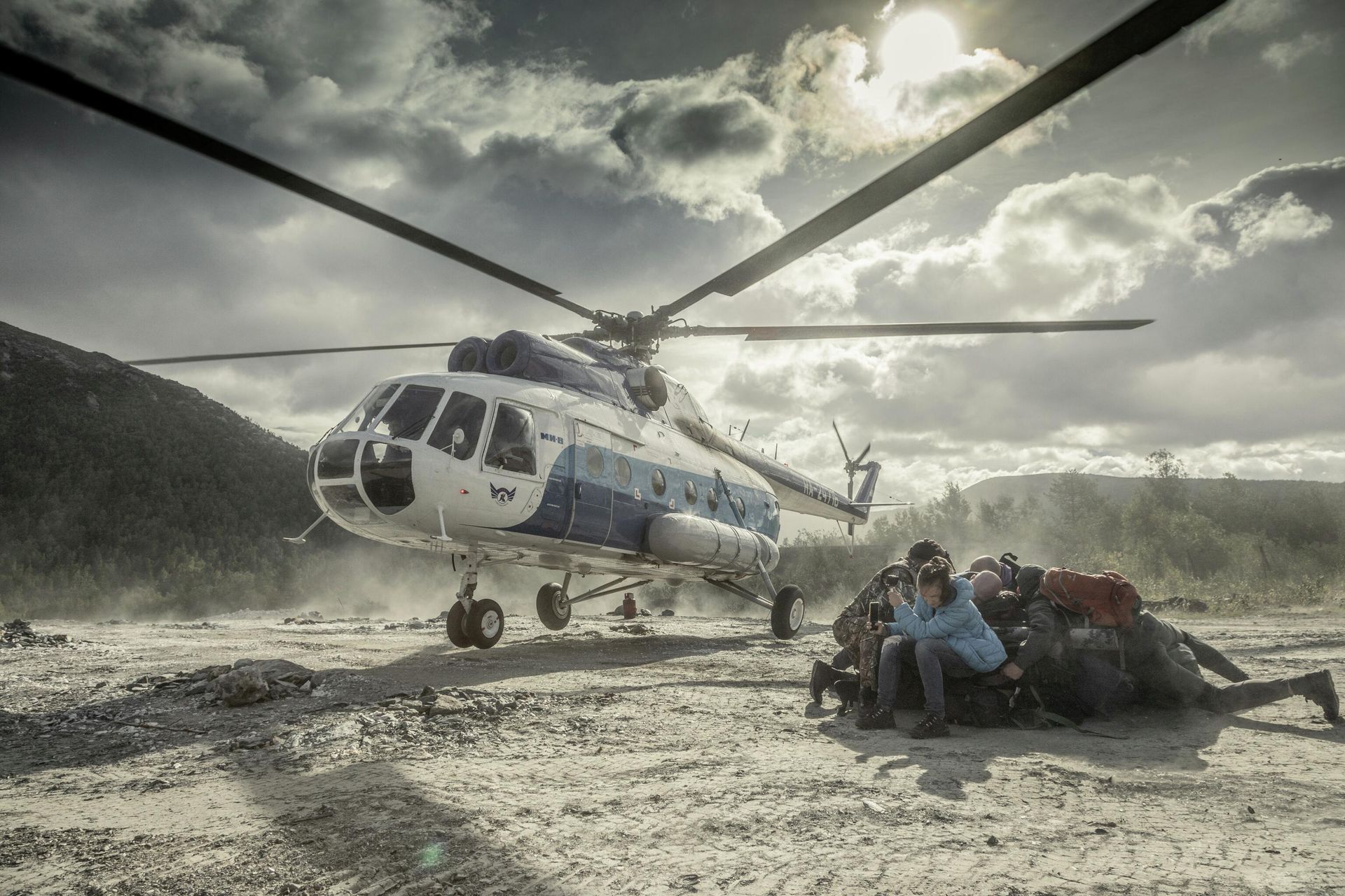 Взлет Ми-8 с турбазы Нер-Ойка. Взлет Ми-8 с турбазы Нер-Ойка.