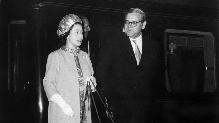 Королева Елизавета II на вокзале Кингс-Кросс в Лондоне со своими четырьмя собаками корги Королева Елизавета II на вокзале Кингс-Кросс в Лондоне со своими четырьмя собаками корги