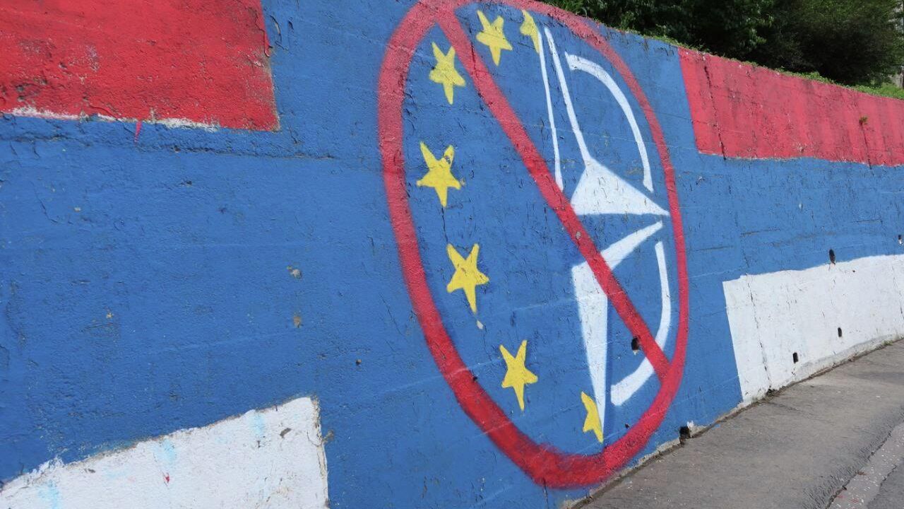 Противники НАТО и Евросоюза расписывают улицы Белграда Противники НАТО и Евросоюза расписывают улицы Белграда - РИА Новости, 1920, 24.03.2023