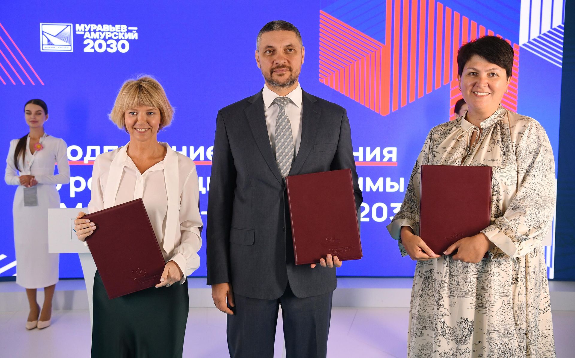 Дарья Кирьянова, Александр Осипов и Ольга Семенова на церемонии подписания соглашения в рамках программы реализации проекта Муравьев-Амурский 2030 на Восточном экономическом форуме во Владивостоке Дарья Кирьянова, Александр Осипов и Ольга Семенова на церемонии подписания соглашения в рамках программы реализации проекта Муравьев-Амурский 2030 на Восточном экономическом форуме во Владивостоке - РИА Новости, 1920, 08.09.2022