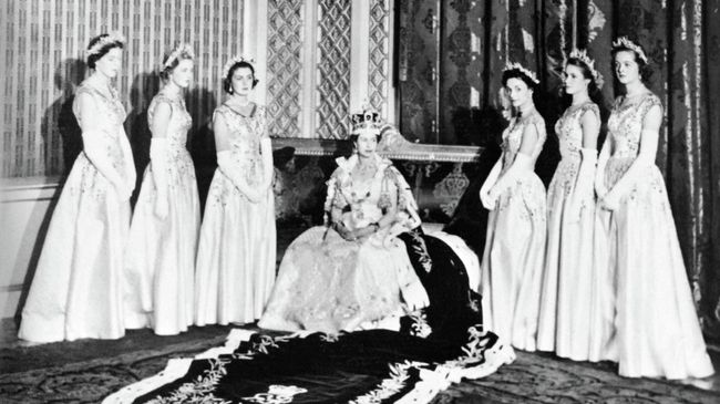 Королева Елизавета II во время своей коронации Королева Елизавета II во время своей коронации