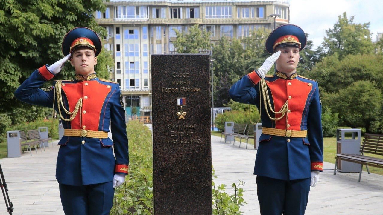 В сквере имени Евгения Зиничева в Санкт-Петербурге состоялось торжественное открытие памятной стелы в честь погибшего главы МЧС России В сквере имени Евгения Зиничева в Санкт-Петербурге состоялось торжественное открытие памятной стелы в честь погибшего главы МЧС России - РИА Новости, 1920, 08.09.2022