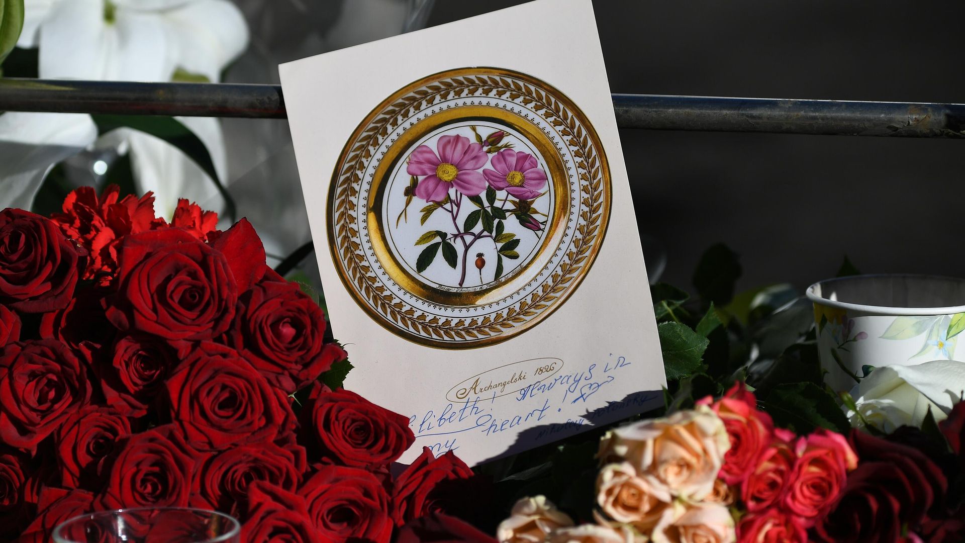 Цветы у посольства Великобритании в память о королеве Елизавете II Цветы у посольства Великобритании в память о королеве Елизавете II - РИА Новости, 1920, 16.09.2022