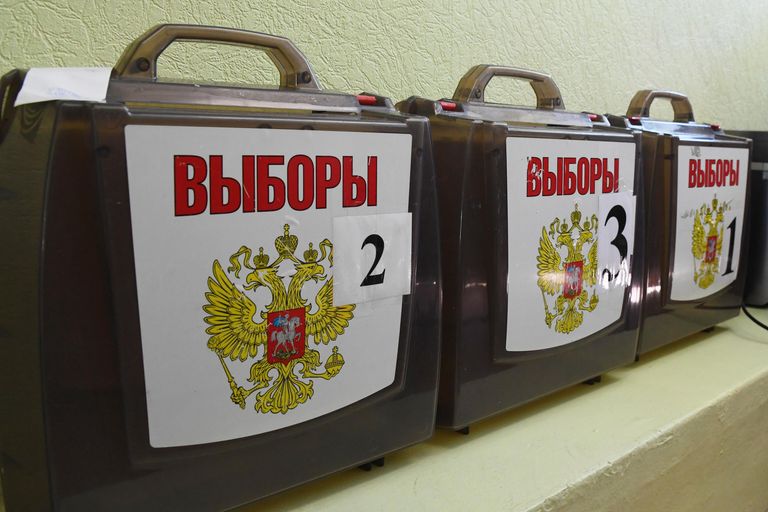 Переносные урны для голосования на избирательном участке Переносные урны для голосования на избирательном участке