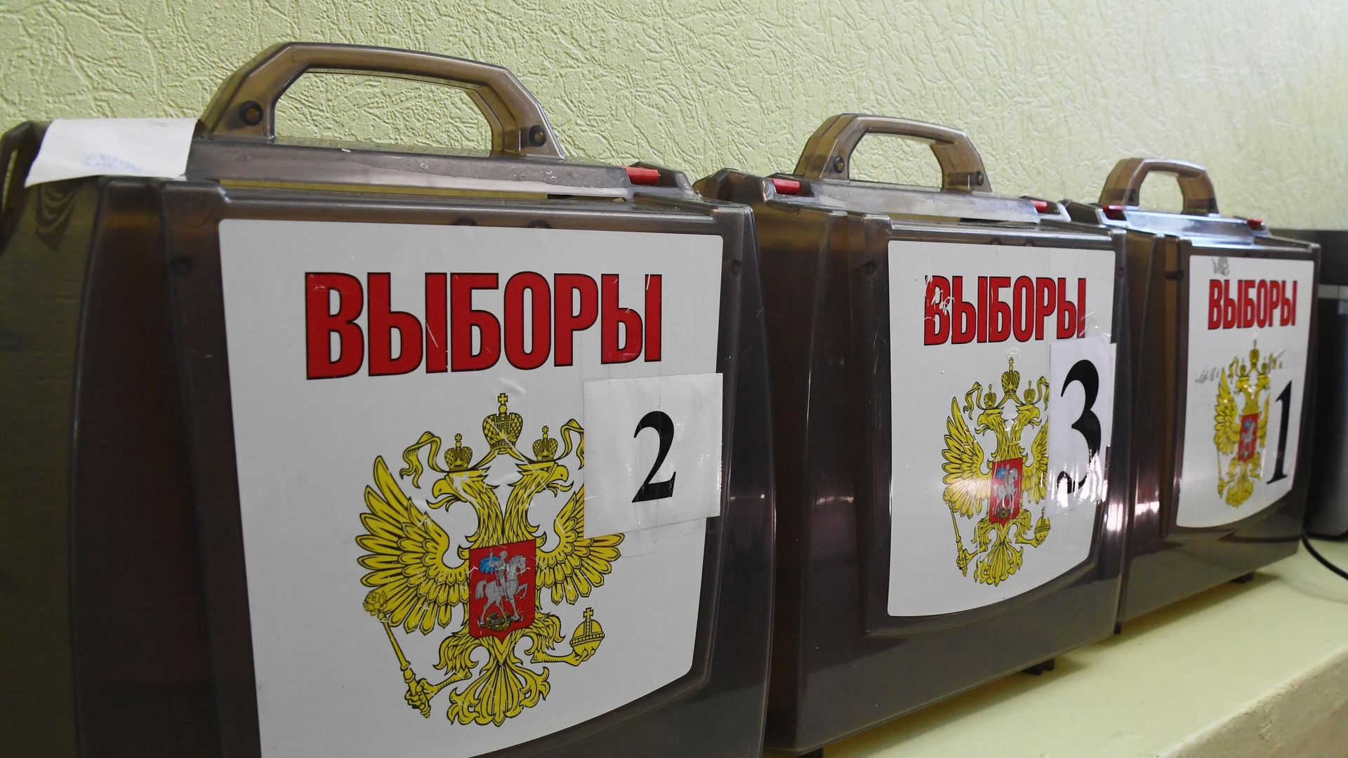 Переносные урны для голосования на избирательном участке Переносные урны для голосования на избирательном участке - РИА Новости, 1920, 09.09.2022