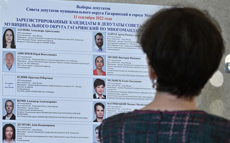 Избирательница изучает список кандидатов в депутаты совета депутатов муниципального округа Гагаринский на избирательном участке №2151 в Москве Избирательница изучает список кандидатов в депутаты совета депутатов муниципального округа Гагаринский на избирательном участке №2151 в Москве