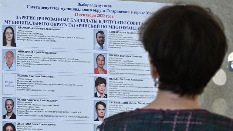 Избирательница изучает список кандидатов в депутаты совета депутатов муниципального округа Гагаринский на избирательном участке №2151 в Москве Избирательница изучает список кандидатов в депутаты совета депутатов муниципального округа Гагаринский на избирательном участке №2151 в Москве