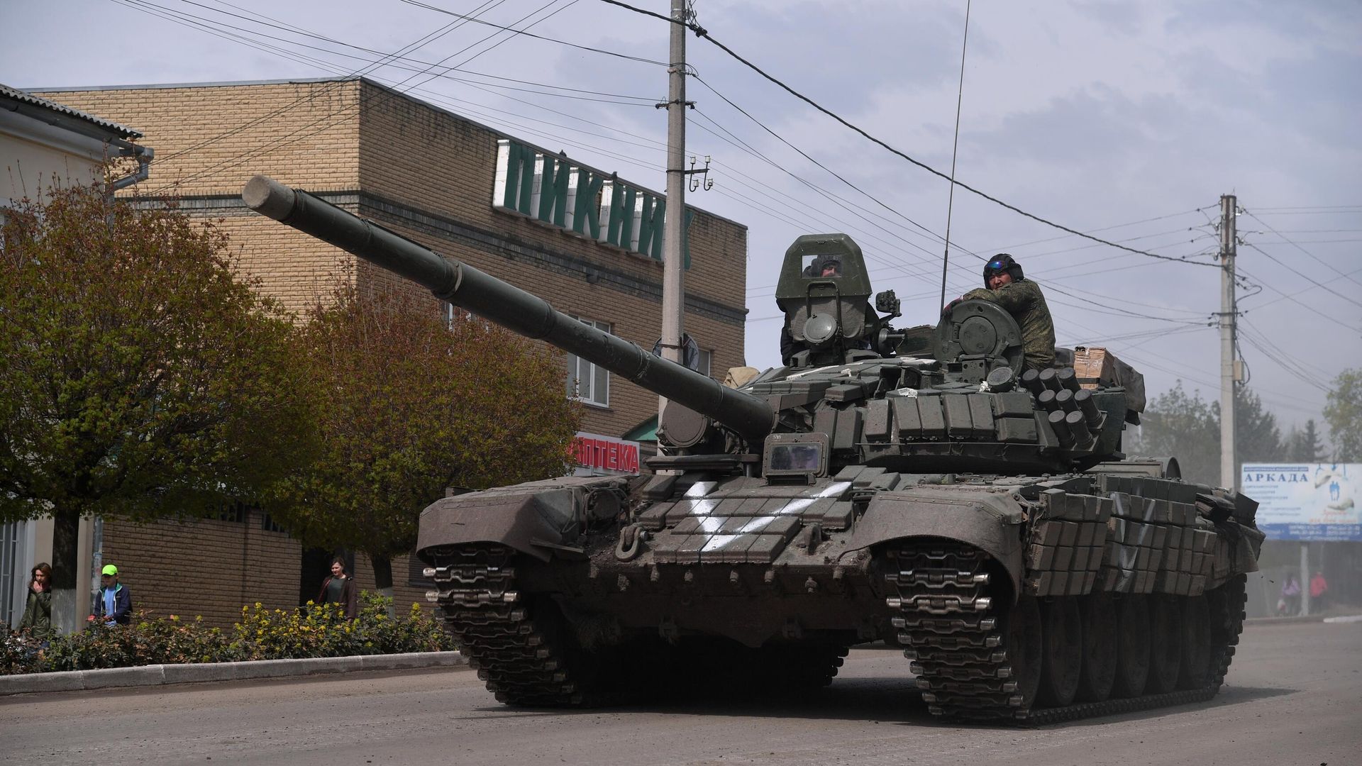 Танк Т-72БЗ ВС РФ на одной из улиц в Купянске. 2022 год - РИА Новости, 1920, 03.10.2023