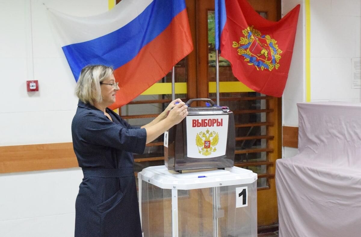 Член избирательной комиссии готовит урну для выездного голосования на выборах губернатора Владимирской области на избирательном участке во Владимире Член избирательной комиссии готовит урну для выездного голосования на выборах губернатора Владимирской области на избирательном участке во Владимире - РИА Новости, 1920, 17.09.2026