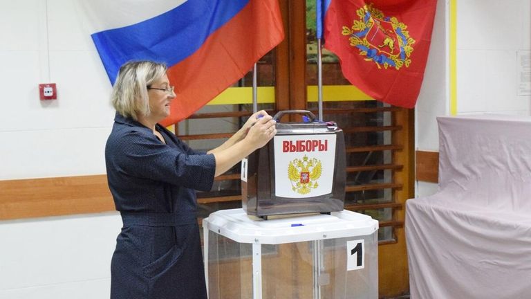 Член избирательной комиссии готовит урну для выездного голосования на выборах губернатора Владимирской области на избирательном участке во Владимире Член избирательной комиссии готовит урну для выездного голосования на выборах губернатора Владимирской области на избирательном участке во Владимире