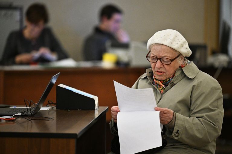 Избирательница изучает бюллетень на избирательном участке №2151 в день голосования на выборах депутатов советов депутатов муниципальных образований в Москве Избирательница изучает бюллетень на избирательном участке №2151 в день голосования на выборах депутатов советов депутатов муниципальных образований в Москве
