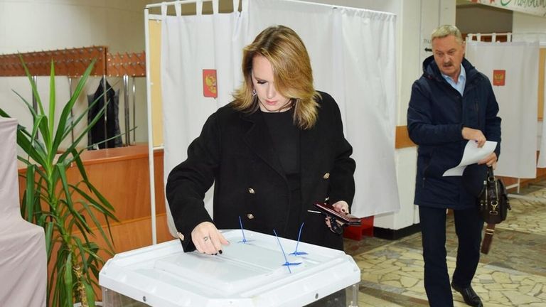 Люди голосуют на выборах губернатора Владимирской области на избирательном участке во Владимире Люди голосуют на выборах губернатора Владимирской области на избирательном участке во Владимире