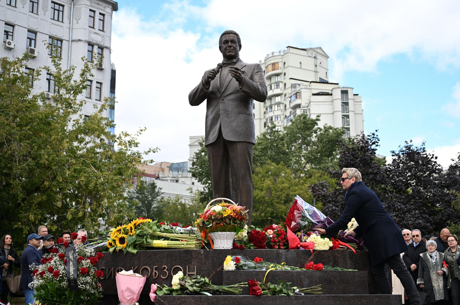 Певец Николай Басков возлагает цветы к памятнику народному артисту СССР Иосифу Кобзону в Оружейном переулке в Москве - РИА Новости, 1920, 09.09.2022