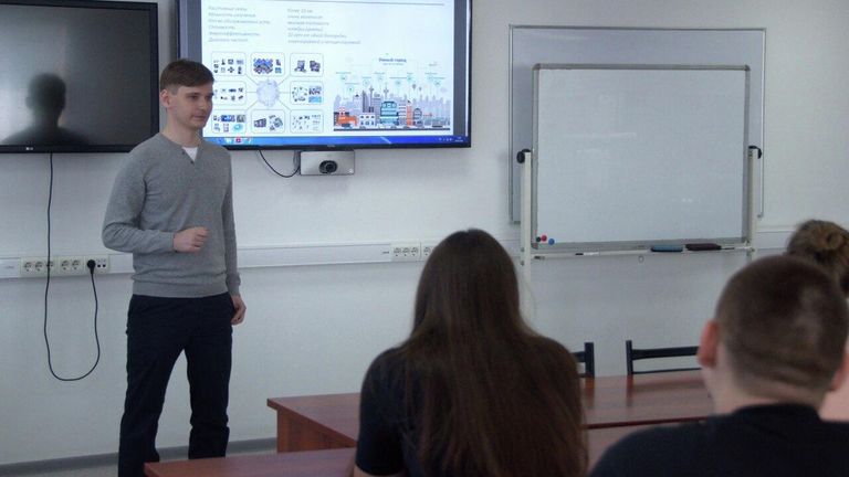 Сотрудник ТУСУР читает лекцию о перспективных технологиях в системах связи