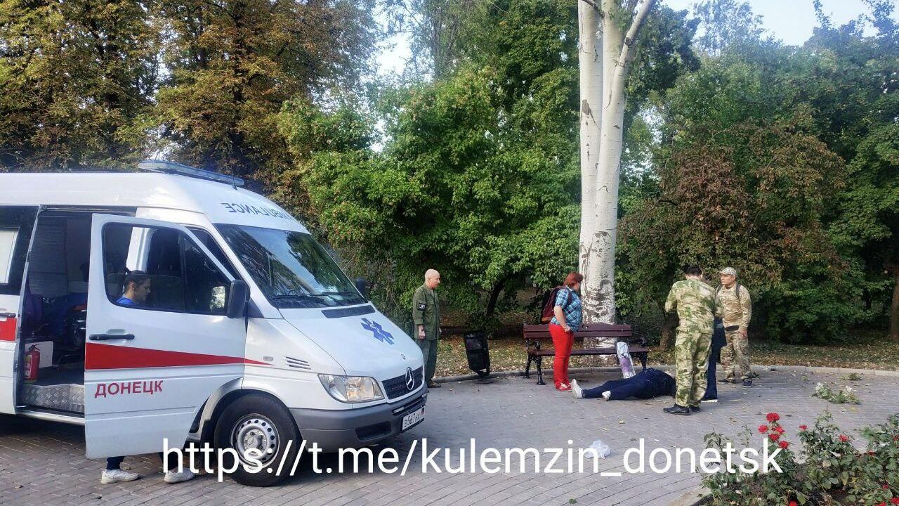 Медики оказывают помощь женщине, пострадавшей в результате обстрела Парка кованых фигур в Донецке. 9 сентября 2022 - РИА Новости, 1920, 09.09.2022