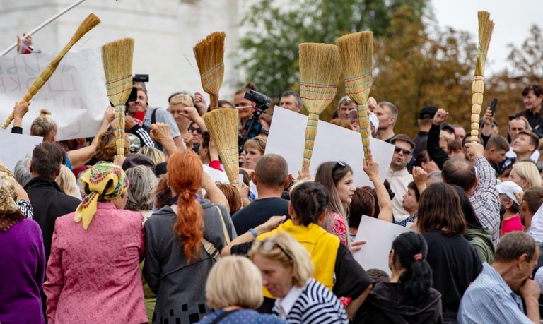 Участники пятничной акции протеста оппозиции, организованной партией Шор у здания администрации президента Молдавии в Кишиневе Участники пятничной акции протеста оппозиции, организованной партией Шор у здания администрации президента Молдавии в Кишиневе