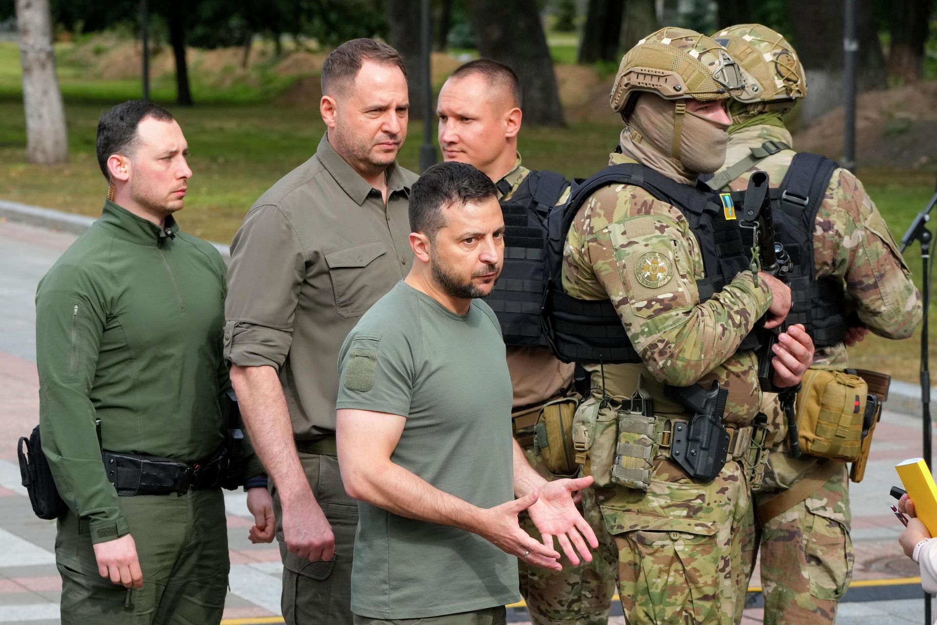 Президент Украины Владимир Зеленский после завершения пресс-конференции в Киеве Президент Украины Владимир Зеленский после завершения пресс-конференции в Киеве - РИА Новости, 1920, 19.02.2025