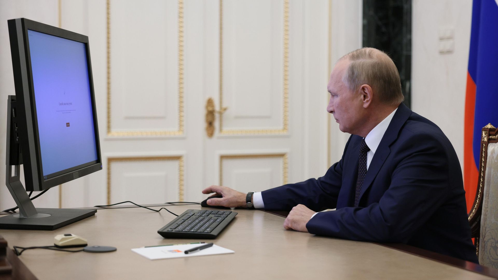 Президент РФ Владимир Путин голосует дистанционно на выборах муниципальных депутатов Москвы Президент РФ Владимир Путин голосует дистанционно на выборах муниципальных депутатов Москвы - РИА Новости, 1920, 10.09.2022