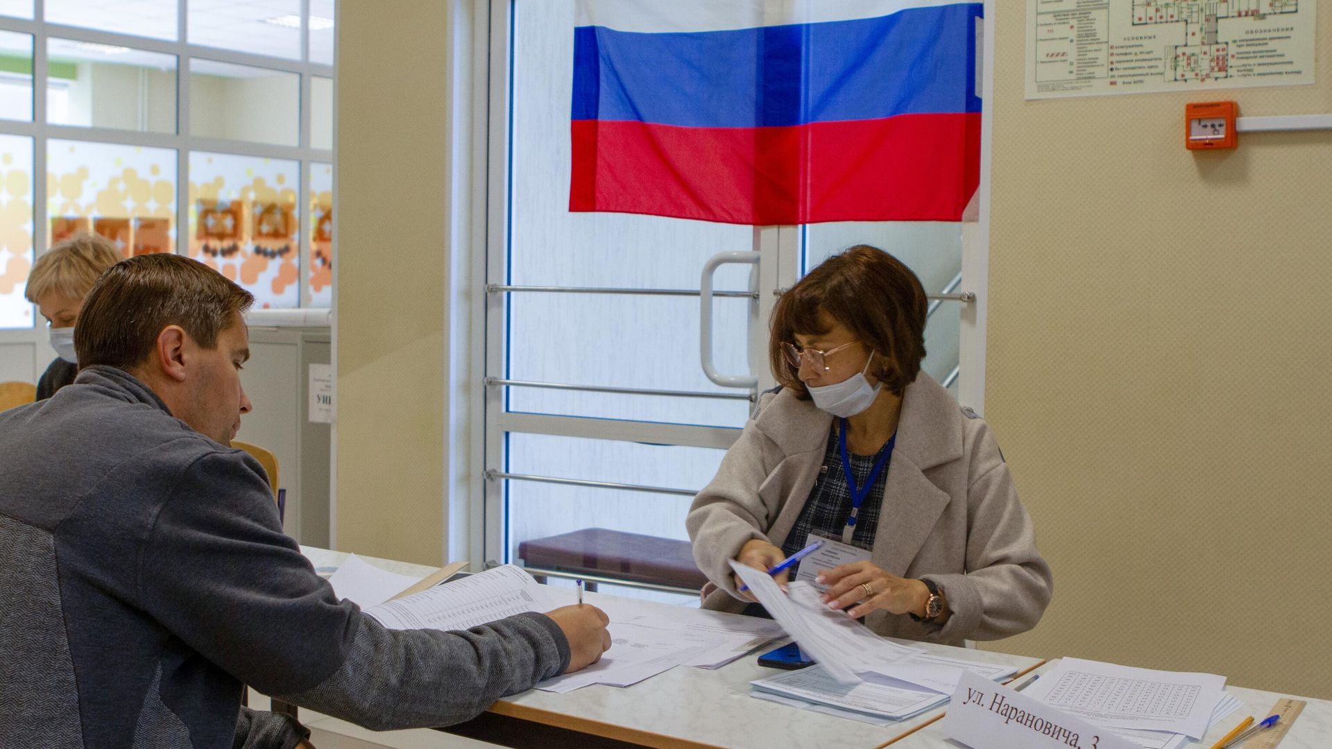 Мужчина на избирательном участке в Томске во время голосования по выборам губернатора Томской области Мужчина на избирательном участке в Томске во время голосования по выборам губернатора Томской области - РИА Новости, 1920, 11.09.2022