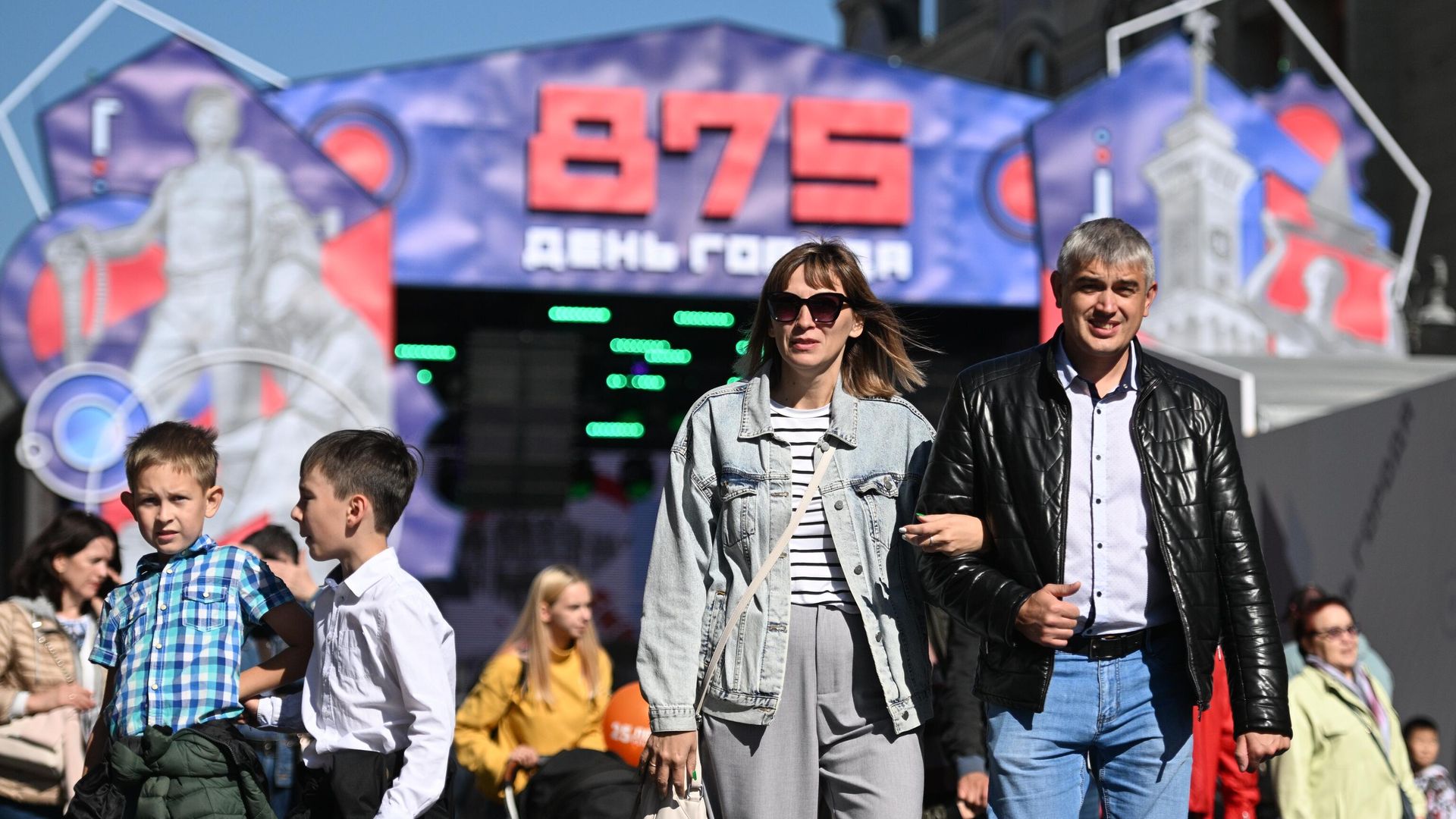 Люди на улице Охотный ряд на праздновании Дня города в Москве Люди на улице Охотный ряд на праздновании Дня города в Москве - РИА Новости, 1920, 10.09.2022