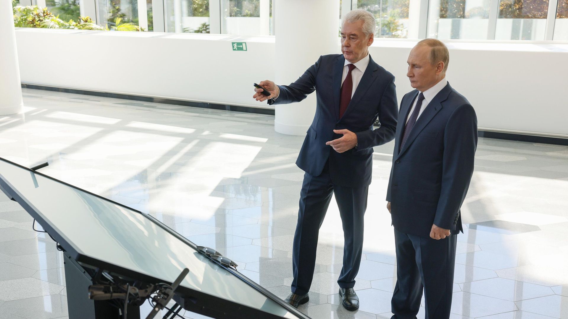 Собянин показывает стенд Владимиру Путину Собянин показывает стенд Владимиру Путину - РИА Новости, 1920, 21.02.2025