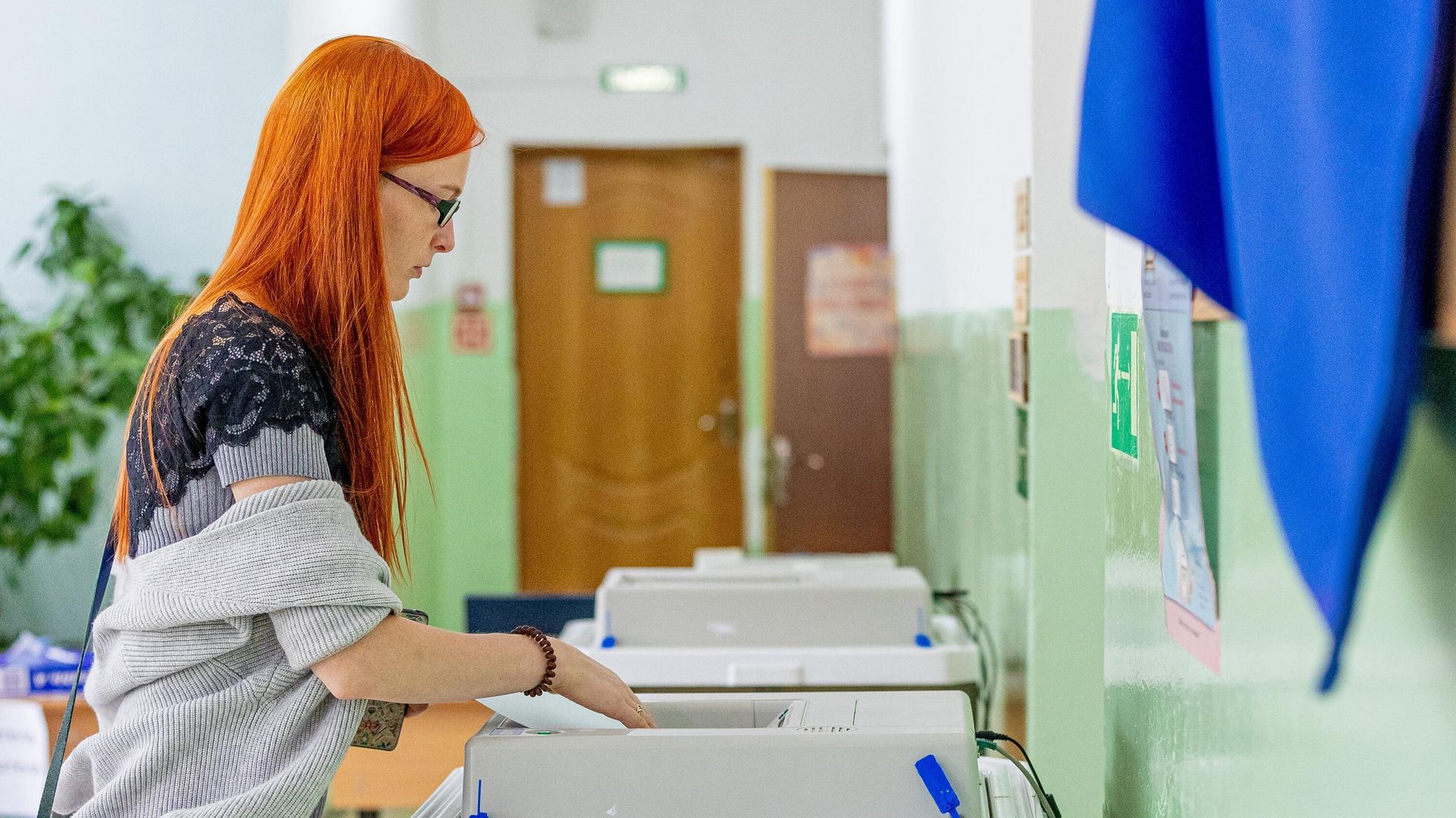 Девушка голосует на выборах депутатов городской Думы на избирательном участке №915 во Владивостоке Девушка голосует на выборах депутатов городской Думы на избирательном участке №915 во Владивостоке - РИА Новости, 1920, 11.09.2022