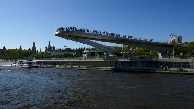 Парящий мост в природно-ландшафтном парке Зарядье в Москве Парящий мост в природно-ландшафтном парке Зарядье в Москве
