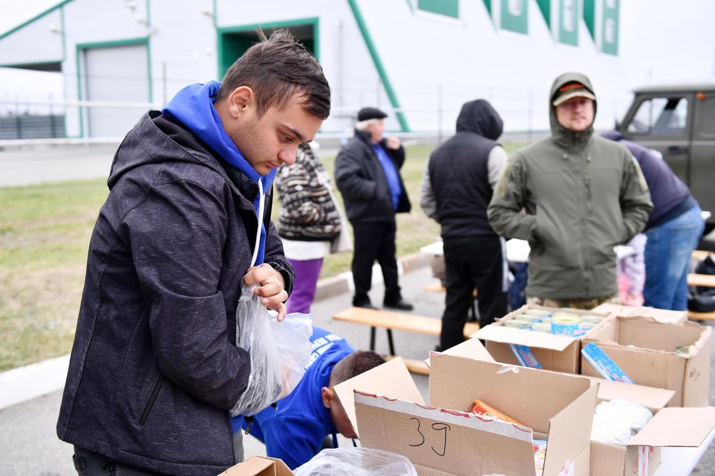 Волонтеры раскладывают продукты для беженцев с Украины на территории многостороннего автомобильного пункта пропуска Шебекино в Белгородской области Волонтеры раскладывают продукты для беженцев с Украины на территории многостороннего автомобильного пункта пропуска Шебекино в Белгородской области
