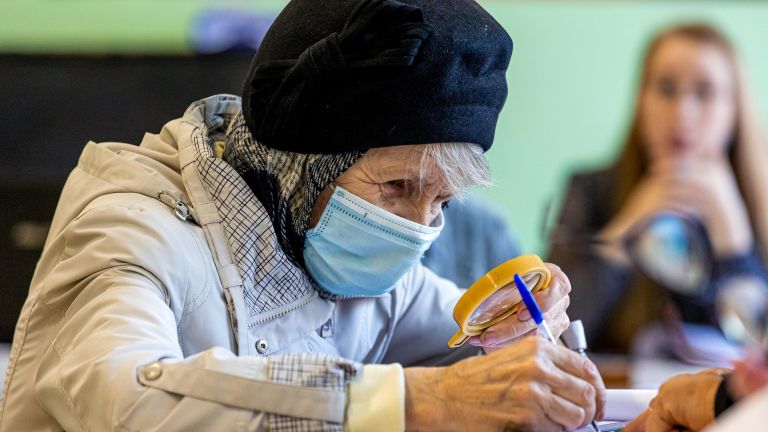 Женщина регистрируется на избирательном участке №915 во Владивостоке для участия в голосовании на выборах депутатов городской Думы Женщина регистрируется на избирательном участке №915 во Владивостоке для участия в голосовании на выборах депутатов городской Думы