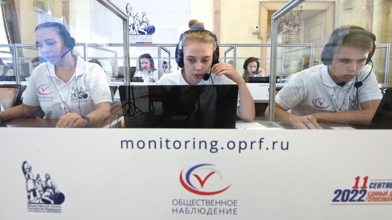 Волонтеры работают в ситуационном центре по наблюдению за выборами Волонтеры работают в ситуационном центре по наблюдению за выборами