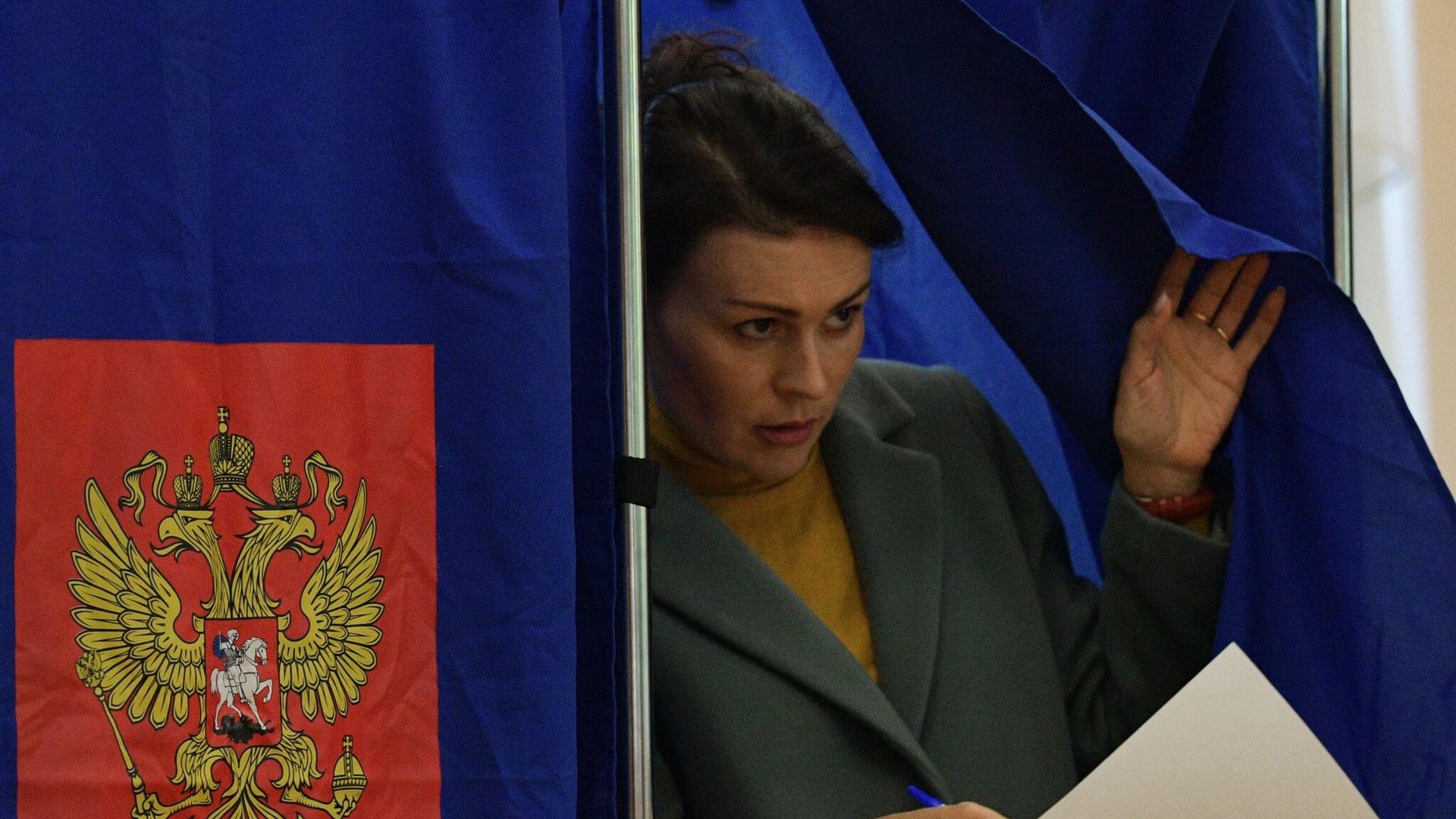 Женщина голосует на дополнительных выборах депутатов муниципальных советов Санкт-Петербурга на одном из избирательных участков города Женщина голосует на дополнительных выборах депутатов муниципальных советов Санкт-Петербурга на одном из избирательных участков города - РИА Новости, 1920, 12.09.2022