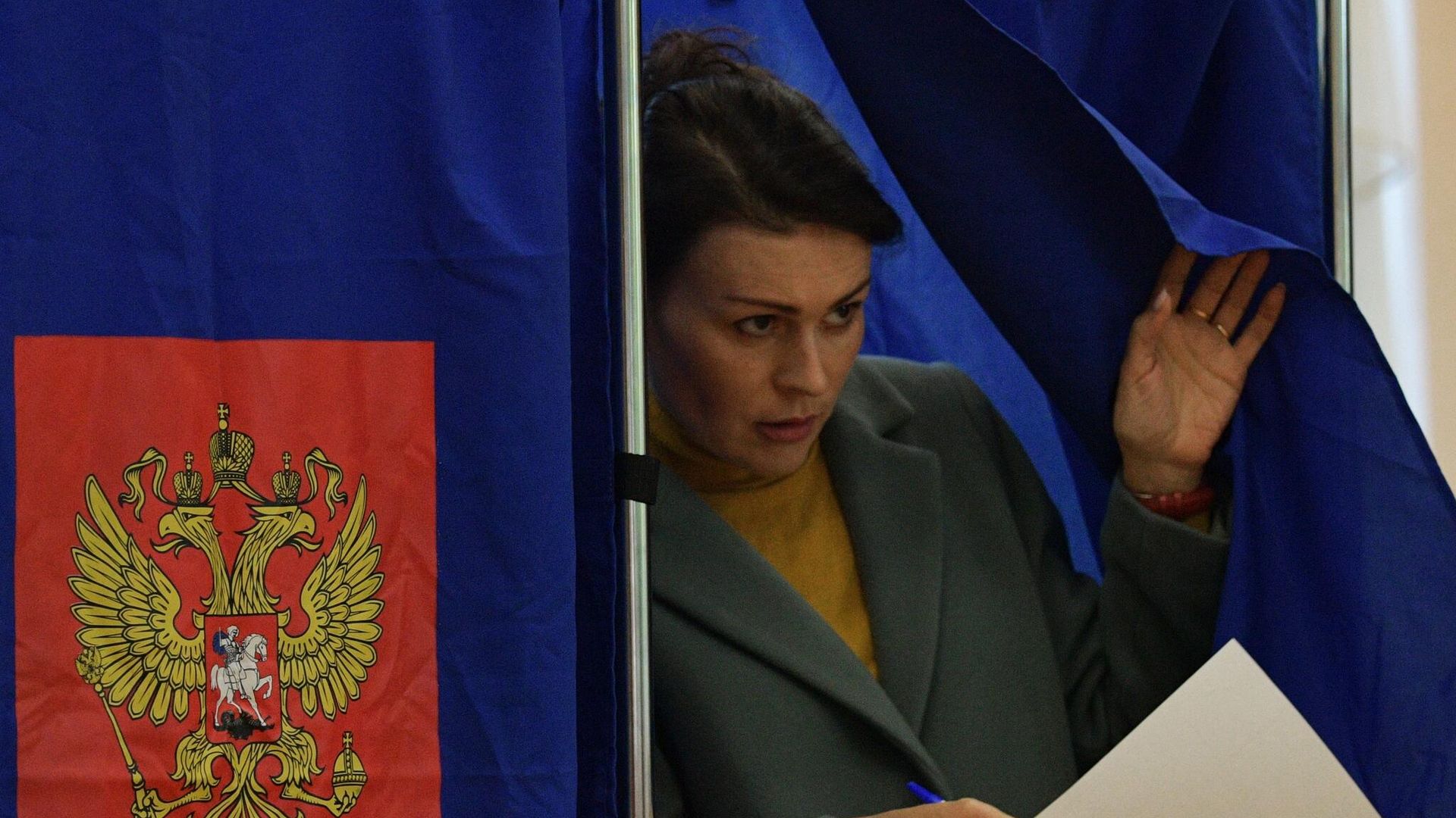 Женщина голосует на дополнительных выборах депутатов муниципальных советов Санкт-Петербурга на одном из избирательных участков города Женщина голосует на дополнительных выборах депутатов муниципальных советов Санкт-Петербурга на одном из избирательных участков города - РИА Новости, 1920, 12.09.2022
