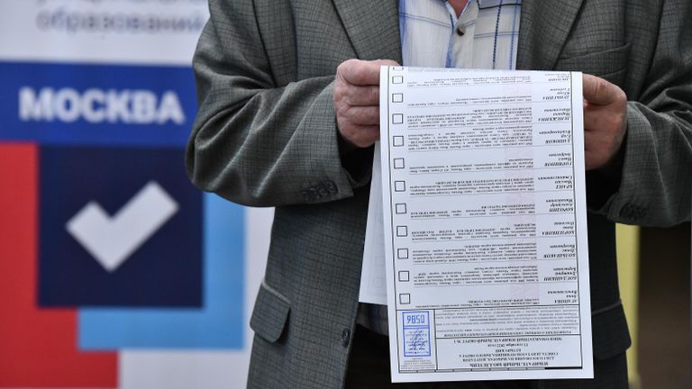 Житель Москвы изучает бюллетень на избирательном участке №586. С 9 по 11 сентября в Москве проходят выборы в Советы депутатов муниципальных образований города Житель Москвы изучает бюллетень на избирательном участке №586. С 9 по 11 сентября в Москве проходят выборы в Советы депутатов муниципальных образований города