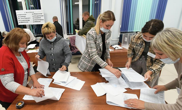 Сотрудники избирательного участка №404 в поселке Жемчужном подсчитывают бюллетени после завершения голосования на выборах депутатов Совета депутатов Ширинского района Республики Хакасия пятого созыва