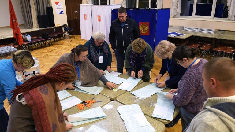 Сотрудники избирательного участка №360 в Санкт-Петербурге подсчитывают бюллетени после завершения голосования на выборах депутатов муниципальных советов Санкт-Петербурга