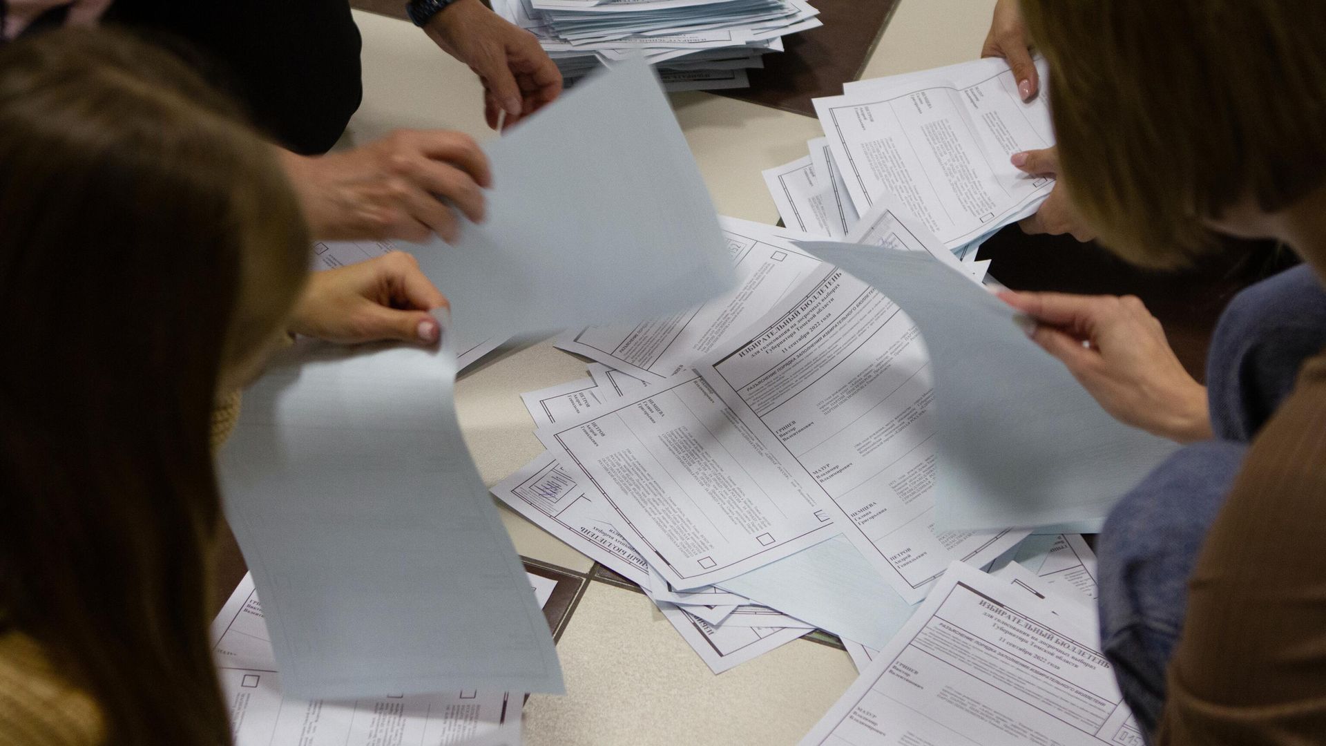 Подсчет бюллетеней после завершения голосования в России Подсчет бюллетеней после завершения голосования в России - РИА Новости, 1920, 15.09.2022