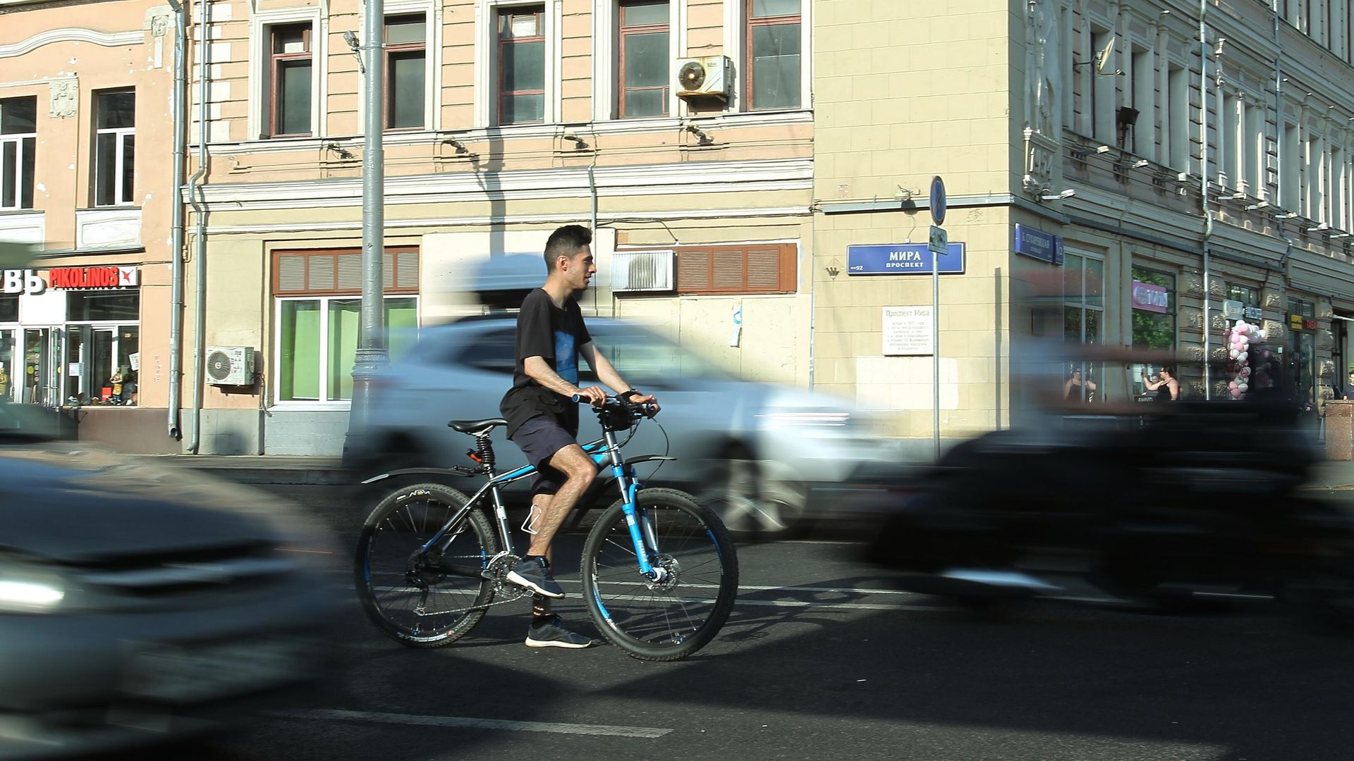 Велосипедист на проспекте Мира в Москве Велосипедист на проспекте Мира в Москве - РИА Новости, 1920, 01.06.2025