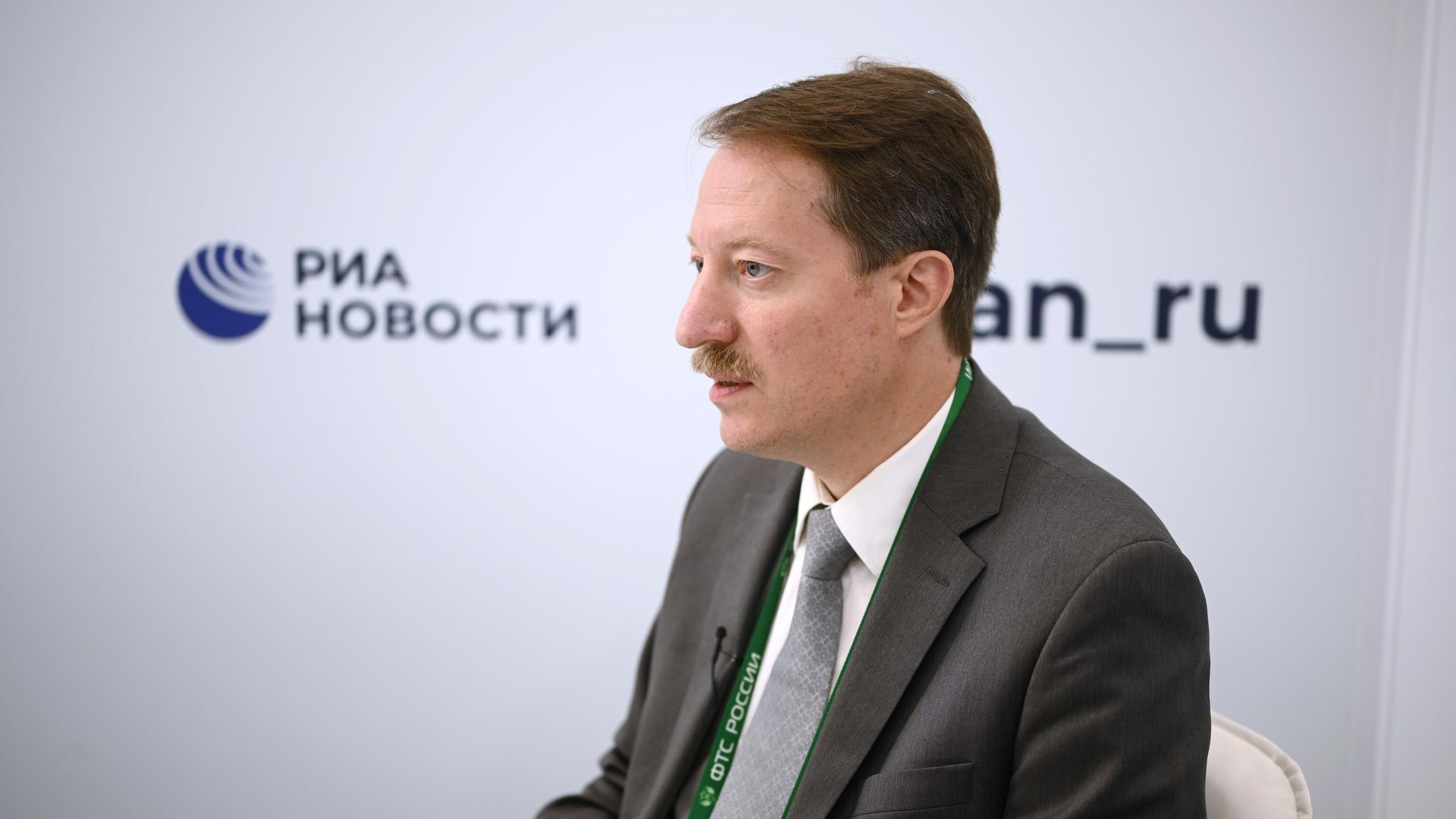Заместитель руководителя Федеральной таможенной службы Владимир Ивин на стенде медиагруппы Россия сегодня на Восточном экономическом форуме Заместитель руководителя Федеральной таможенной службы Владимир Ивин на стенде медиагруппы Россия сегодня на Восточном экономическом форуме - РИА Новости, 1920, 13.09.2022