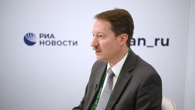 Заместитель руководителя Федеральной таможенной службы Владимир Ивин на стенде медиагруппы Россия сегодня на Восточном экономическом форуме