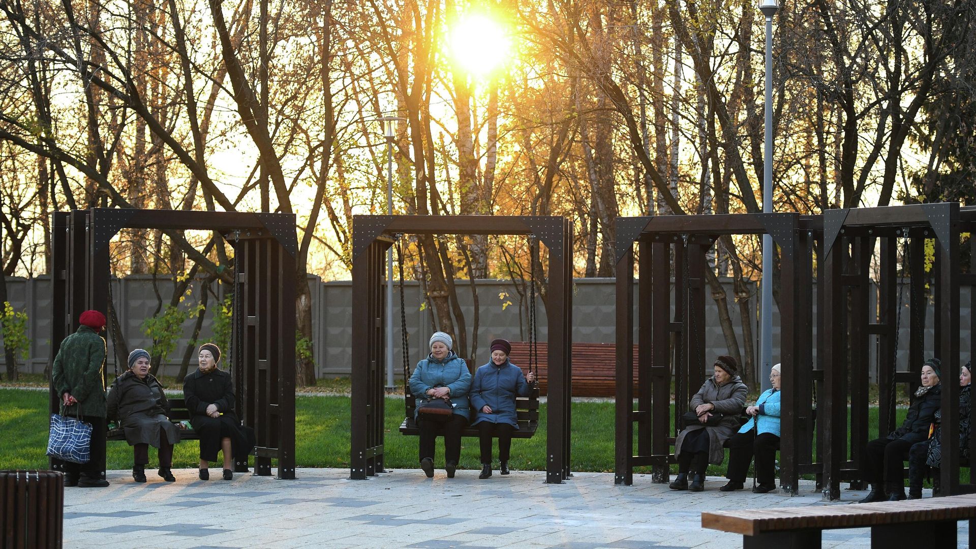 Пенсионеры сидят на качелях в Капотне Пенсионеры сидят на качелях в Капотне - РИА Новости, 1920, 14.02.2023