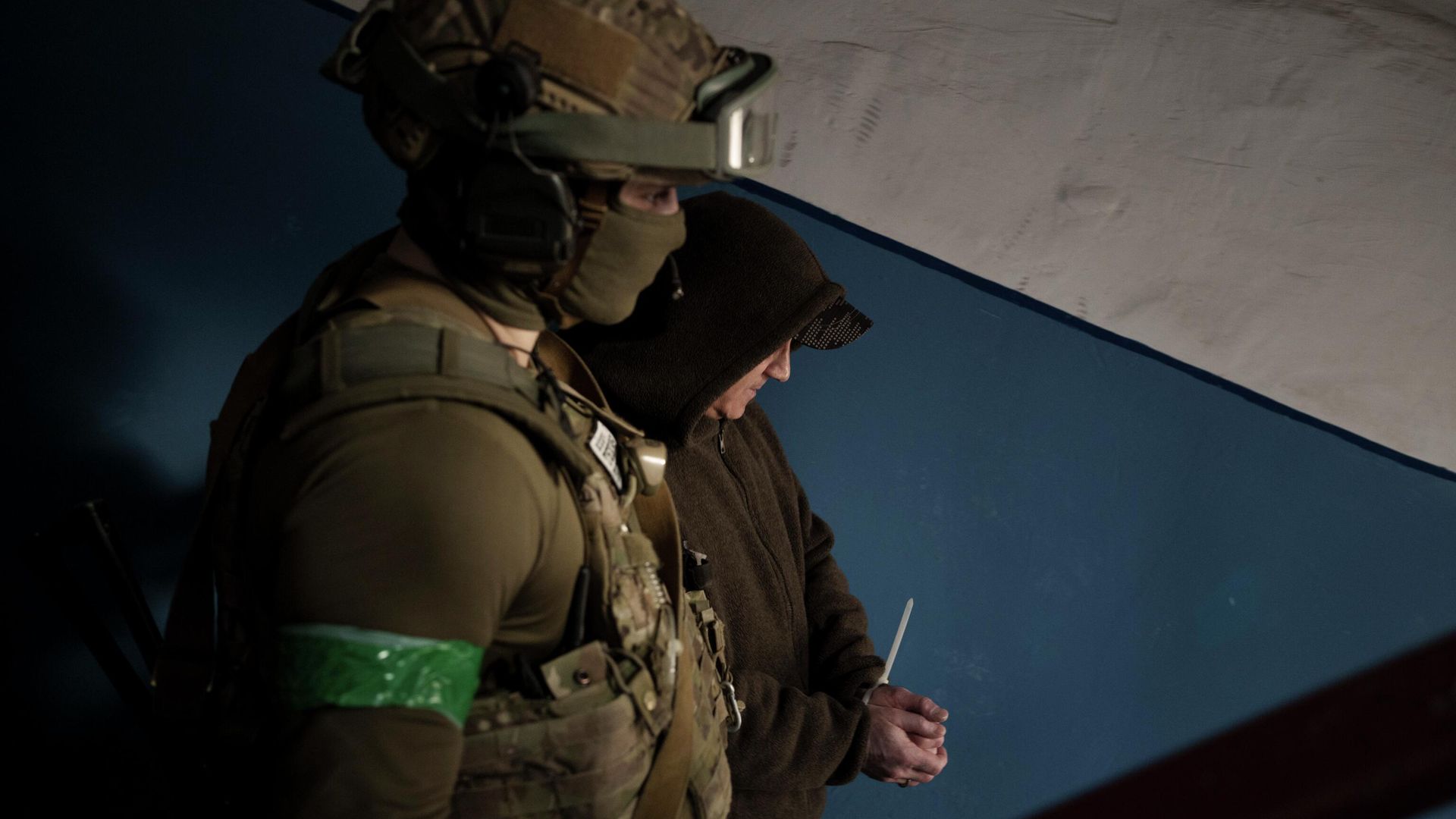 Сотрудник Службы безопасности Украины задерживает мужчину во время рейда в Харькове, Украина - РИА Новости, 1920, 20.12.2022