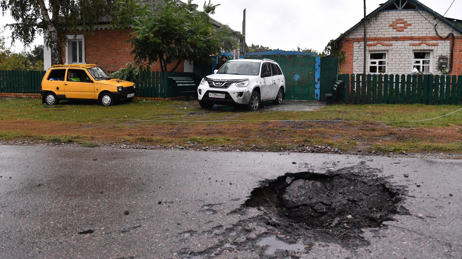 Воронка от разорвавшегося снаряда в приграничном белгородском селе Логачевка Воронка от разорвавшегося снаряда в приграничном белгородском селе Логачевка - РИА Новости, 1920, 21.09.2022