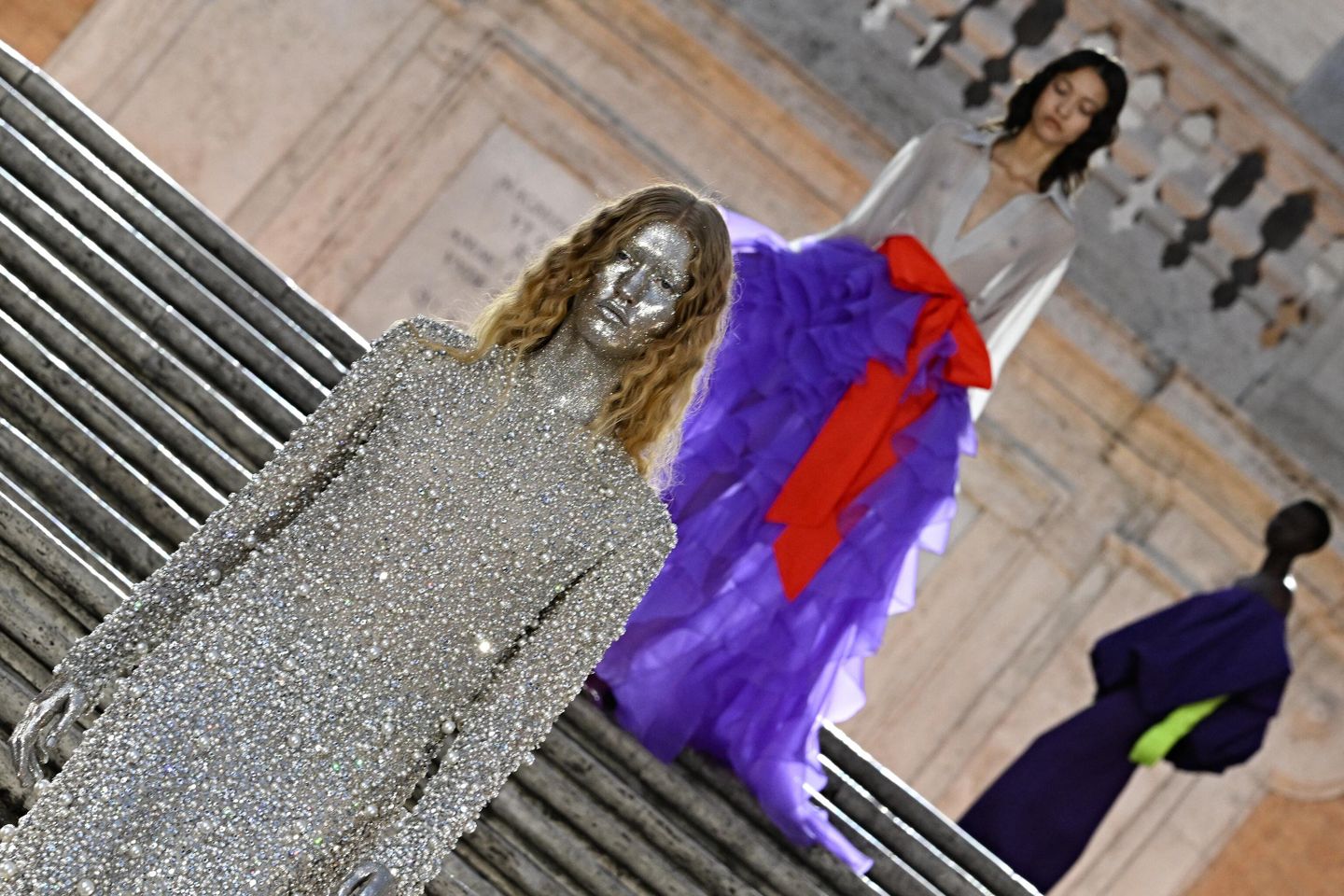 Модели во время показа коллекции Valentino Haute Couture Осень/Зима 2022-23 в Риме Модели во время показа коллекции Valentino Haute Couture Осень/Зима 2022-23 в Риме