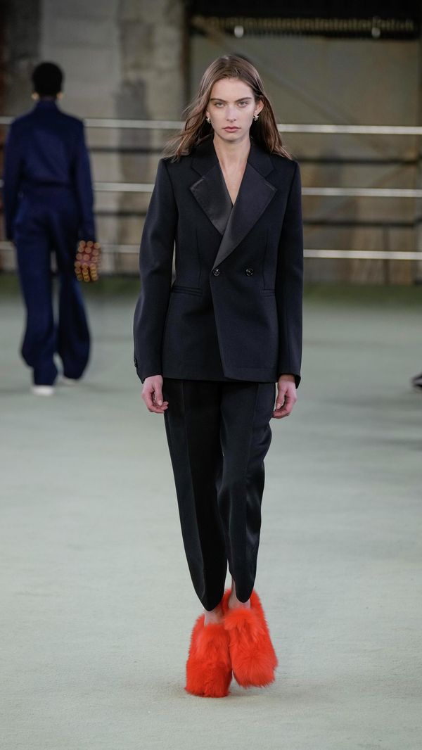 Модель во время показа коллекции Bottega Veneta сезона Осень/Зима 2022-2023 на неделе моды в Милане Модель во время показа коллекции Bottega Veneta сезона Осень/Зима 2022-2023 на неделе моды в Милане
