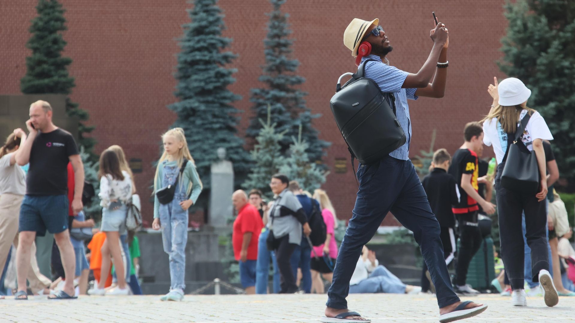 Мужчина фотографирует на Красной площади в Москве Мужчина фотографирует на Красной площади в Москве - РИА Новости, 1920, 20.06.2022