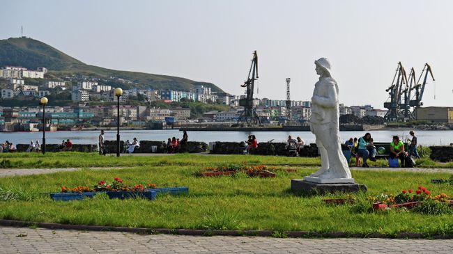 Скульптурная композиция Рыбак на приморском бульваре в Холмске Скульптурная композиция Рыбак на приморском бульваре в Холмске