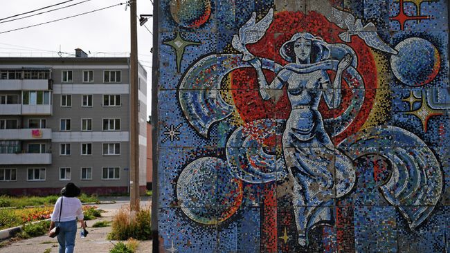 Советская мозаика на одном из зданий в Невельске Советская мозаика на одном из зданий в Невельске