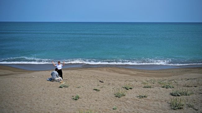 Отдыхающие на пляже в селе Охотское на Сахалине Отдыхающие на пляже в селе Охотское на Сахалине